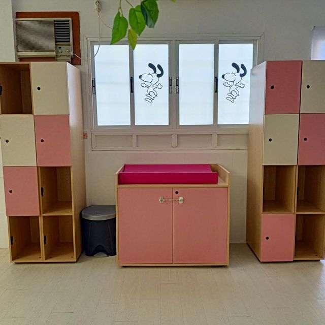 Mueble rosa y blanco